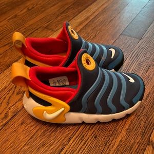 KIDS NIKE DYNAMO GO Sz 11C